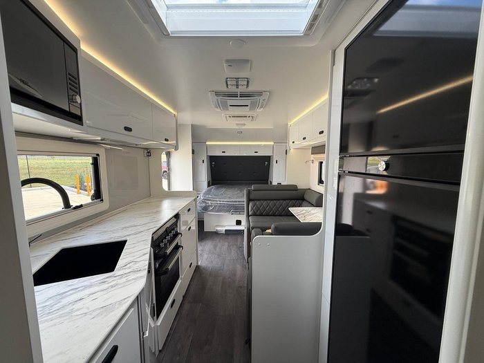 2025 JB Caravans Scorpion Sting 22' Fd Large Ensuite Cafe