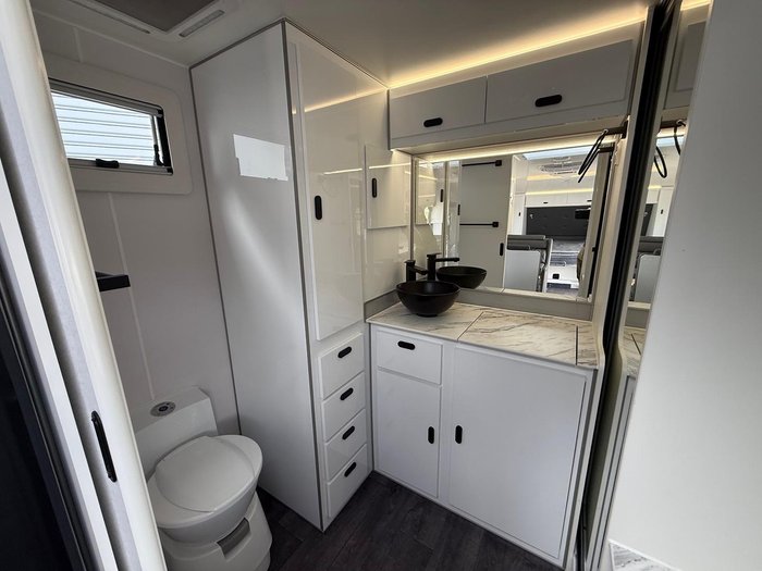2025 JB Caravans Scorpion Sting 22' Fd Large Ensuite Cafe
