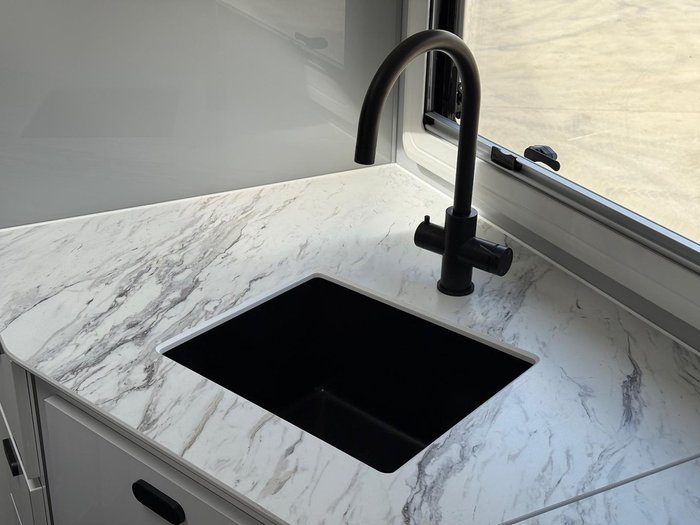 2025 JB Caravans Scorpion Sting 22' Fd Large Ensuite Cafe