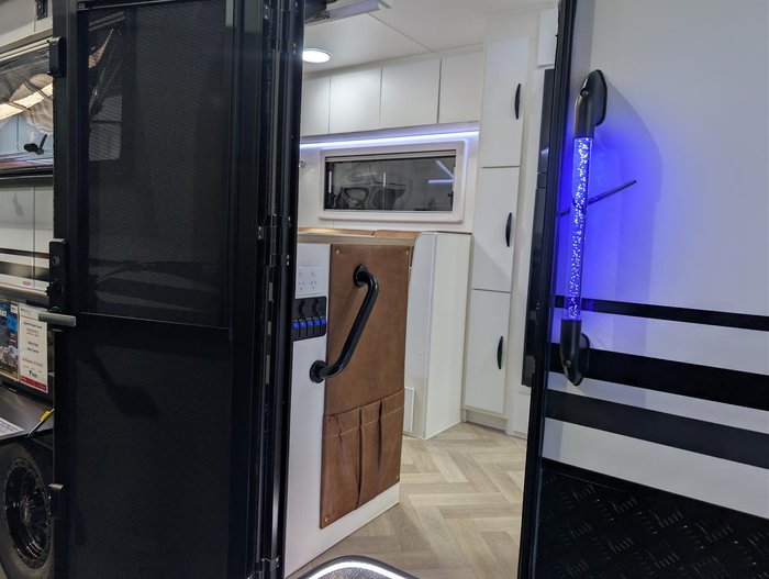 2026 Supreme Classic Tourer 2160_R_K1e1_T