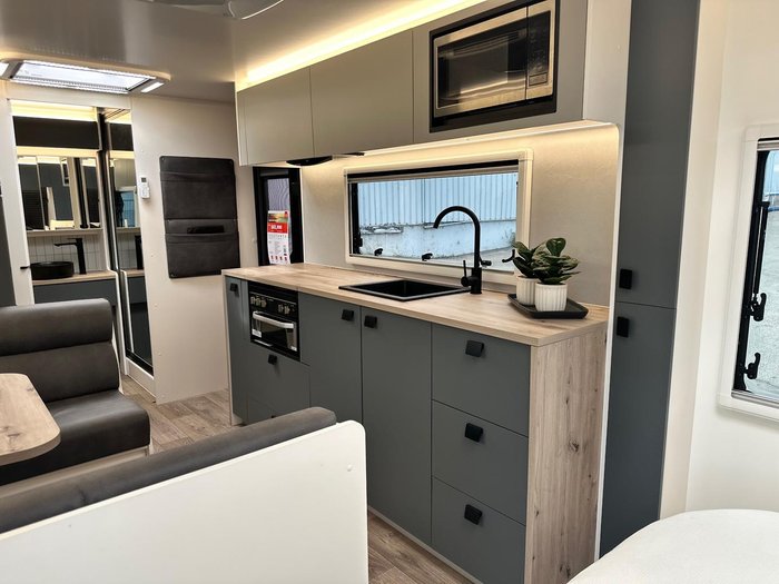 2025 New Age Caravans 20' Manta Ray Mr20er My26