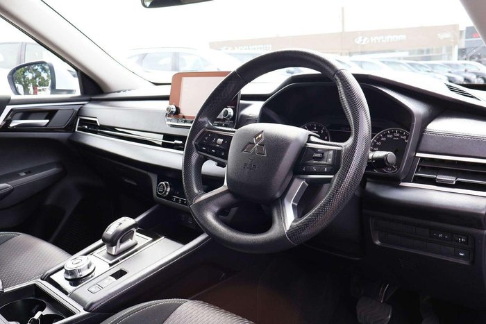 2024 Mitsubishi Outlander ES