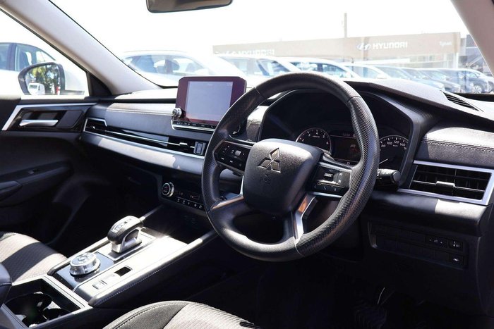 2024 Mitsubishi Outlander ES