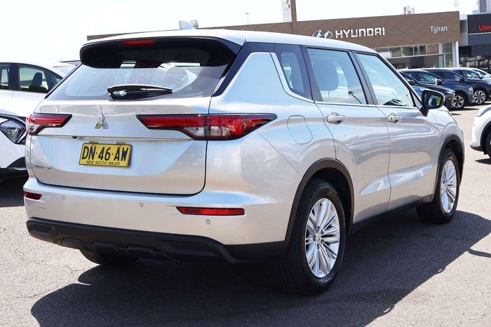 2024 Mitsubishi Outlander ES