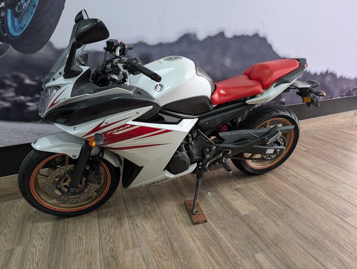 2010 Yamaha FZ6R WHITE