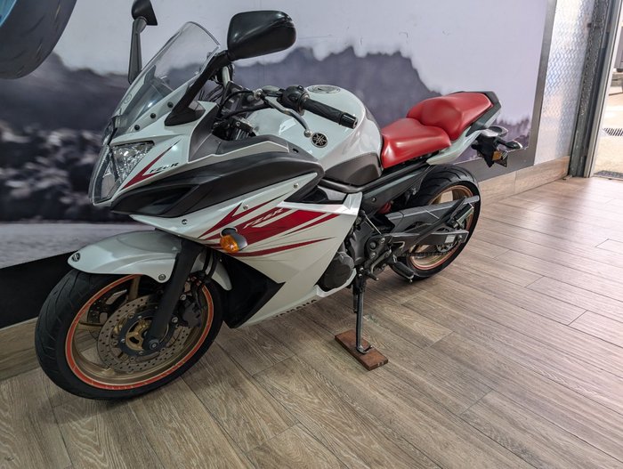 2010 Yamaha FZ6R WHITE