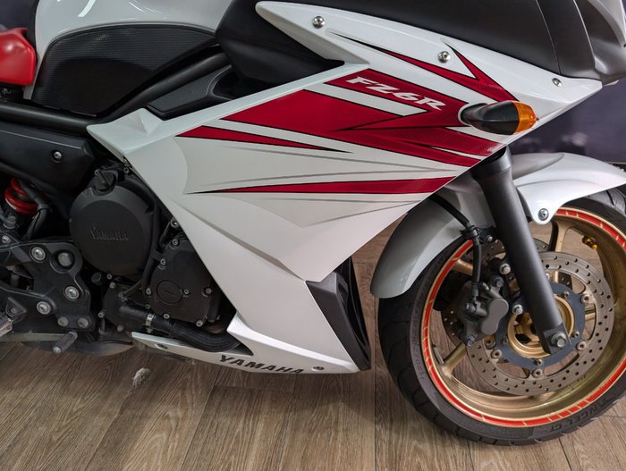 2010 Yamaha FZ6R WHITE