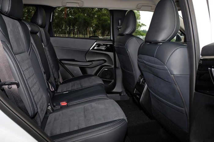 2026 Mitsubishi Outlander LS