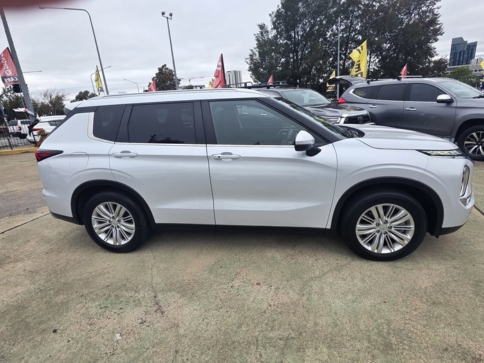 2023 Mitsubishi Outlander LS