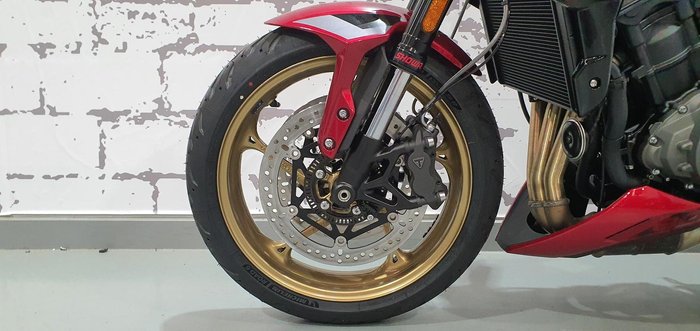 2026 Triumph Trident 800 Trident Red