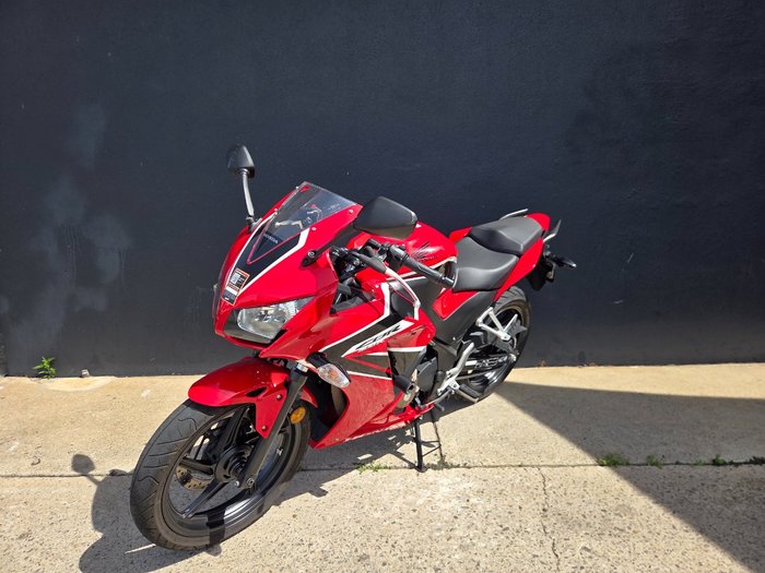 2017 Honda CBR300R RED