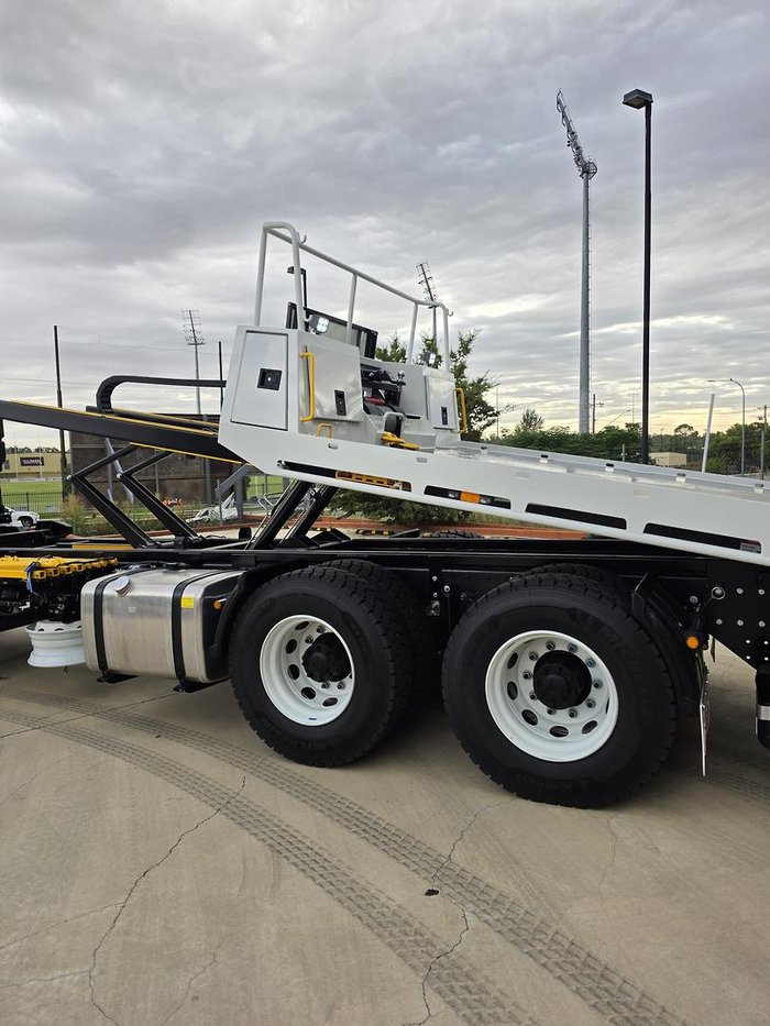 2025 Isuzu F Series FYJ300-350