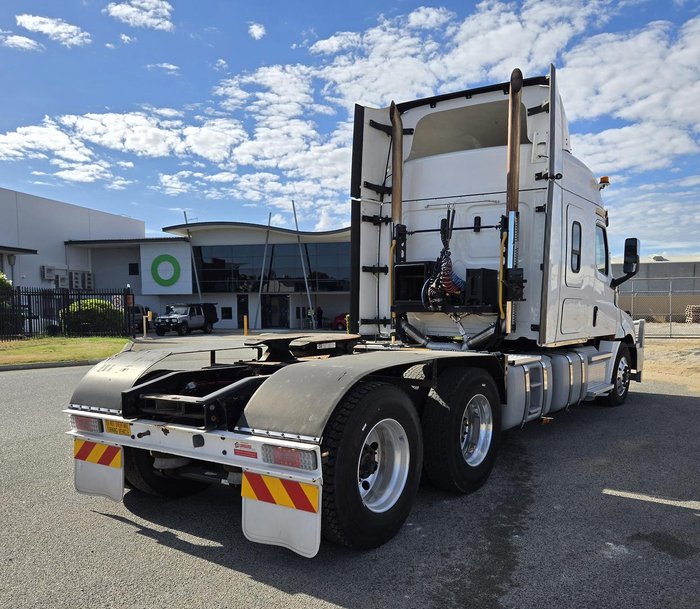 2022 Freightliner Cascadia WHITE