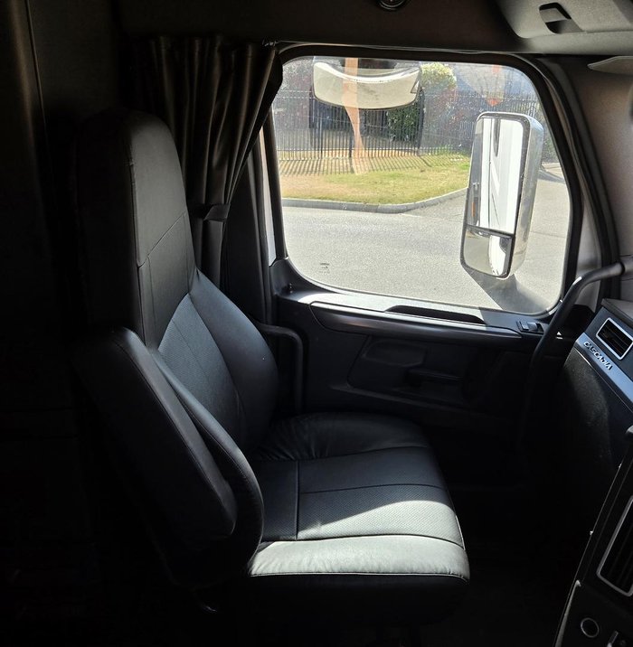 2022 Freightliner Cascadia WHITE