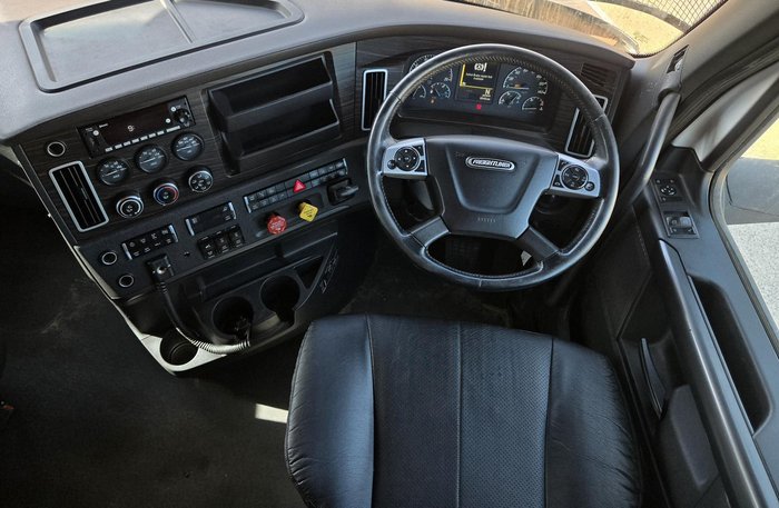 2022 Freightliner Cascadia WHITE