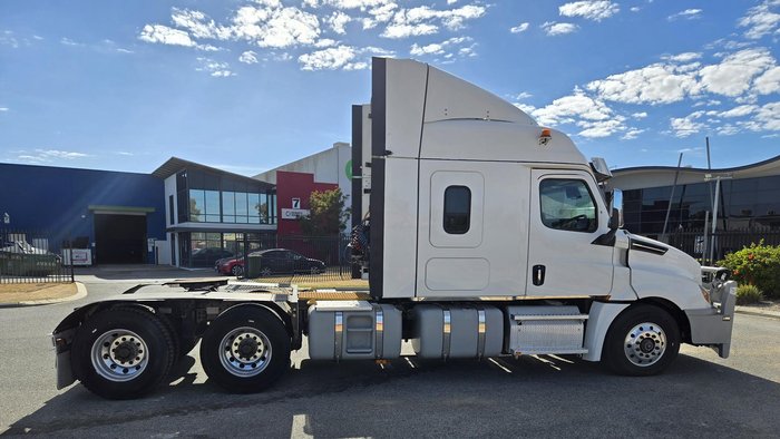 2022 Freightliner Cascadia WHITE