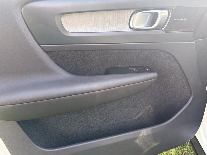 2022 Volvo XC40 Ultimate B5 Dark