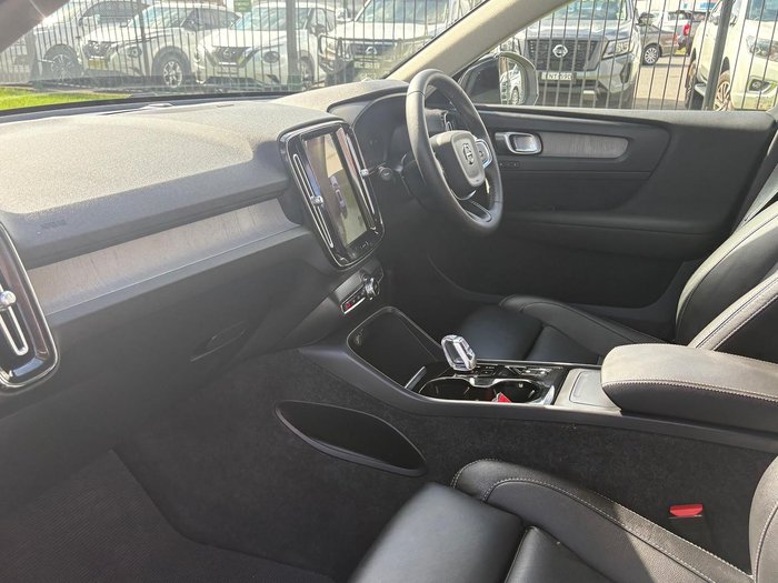 2022 Volvo XC40 Ultimate B5 Dark