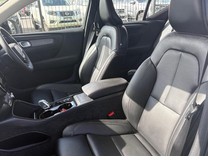 2022 Volvo XC40 Ultimate B5 Dark