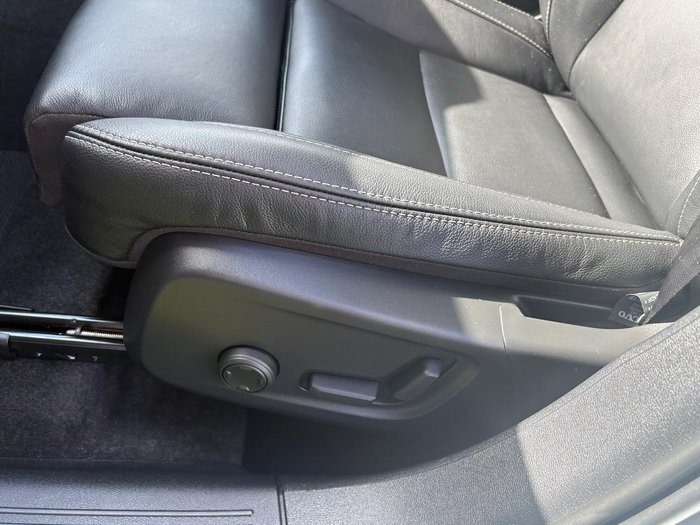 2022 Volvo XC40 Ultimate B5 Dark