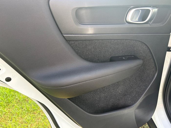 2022 Volvo XC40 Ultimate B5 Dark