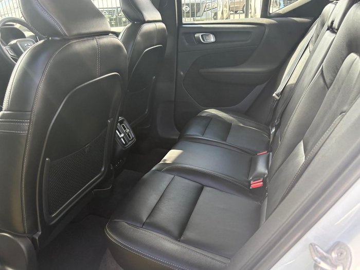 2022 Volvo XC40 Ultimate B5 Dark