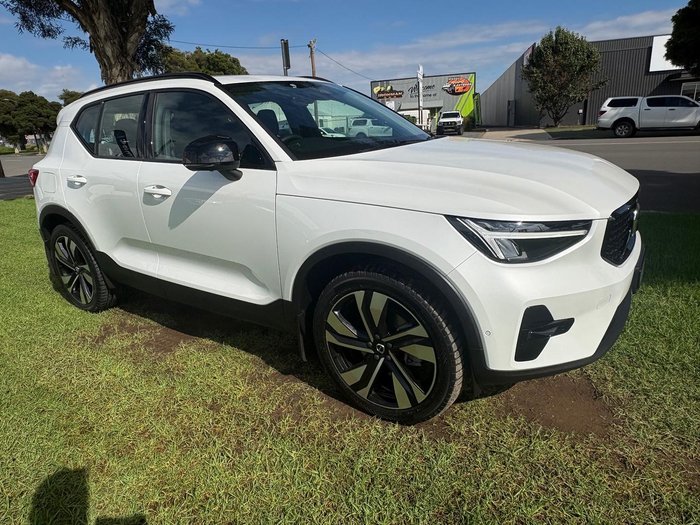 2022 Volvo XC40 Ultimate B5 Dark