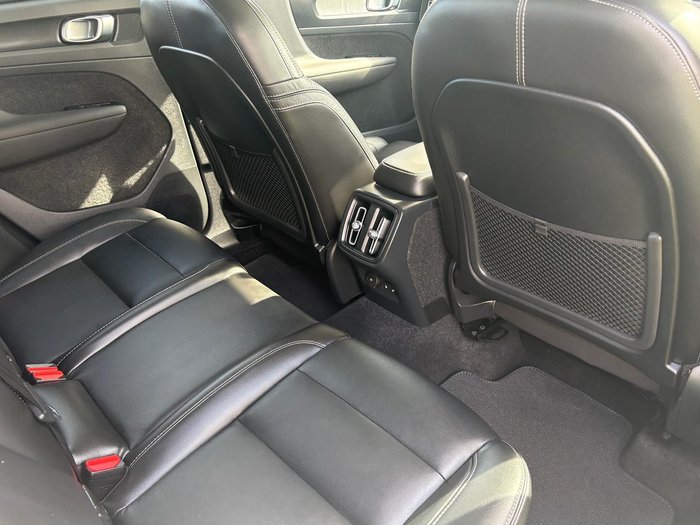 2022 Volvo XC40 Ultimate B5 Dark