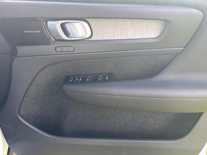 2022 Volvo XC40 Ultimate B5 Dark