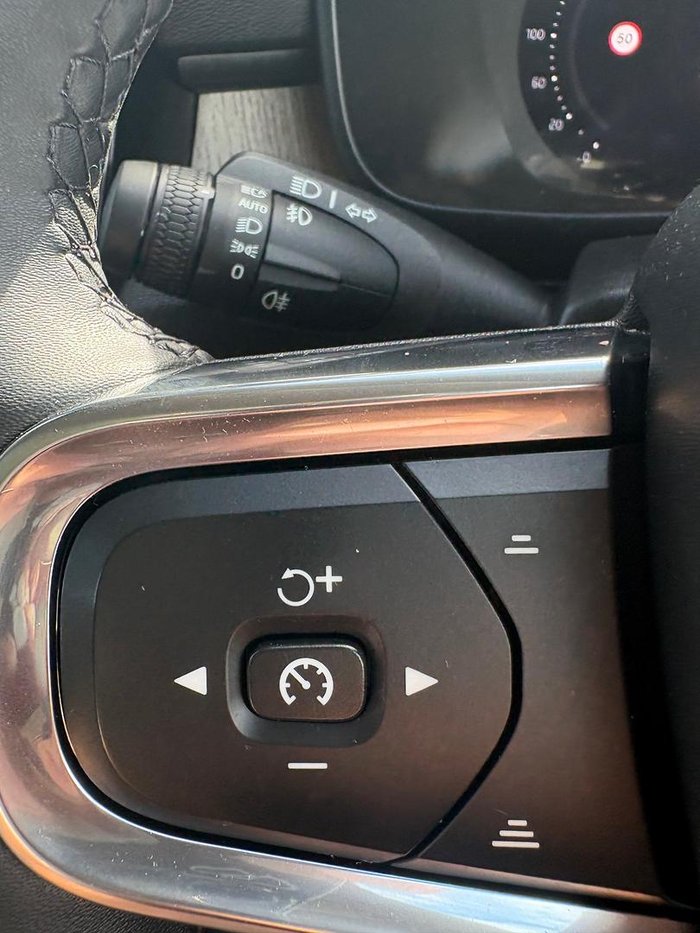 2022 Volvo XC40 Ultimate B5 Dark