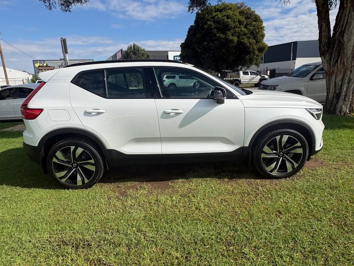 2022 Volvo XC40 Ultimate B5 Dark