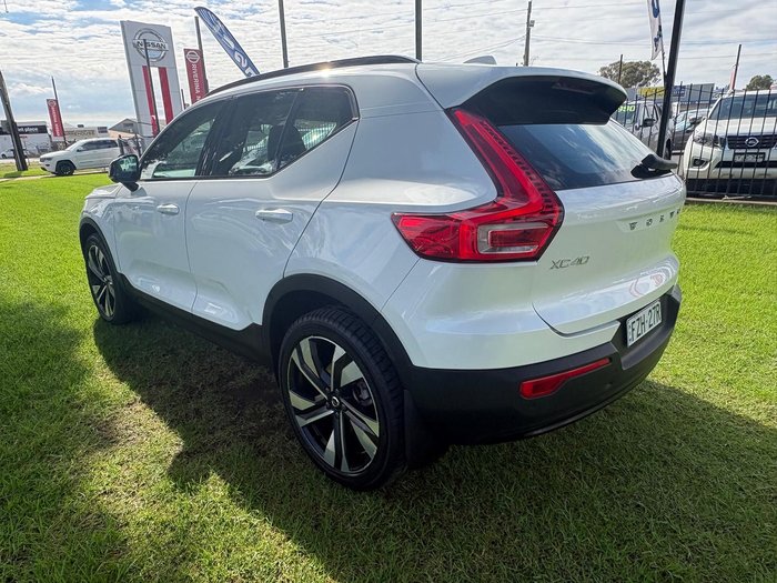 2022 Volvo XC40 Ultimate B5 Dark