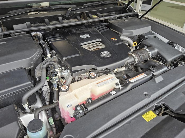 2022 Toyota Landcruiser Sahara FJA300R 4X4 Dual Range Silver Pearl