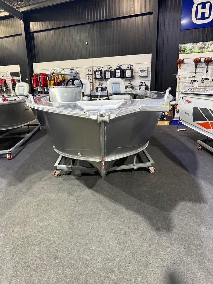 2026 Stacer 469 Outlaw Side Console