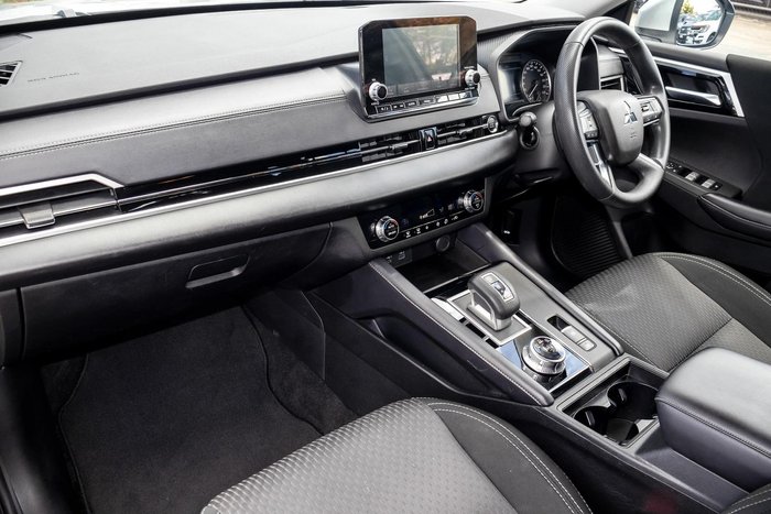 2024 Mitsubishi Outlander ES