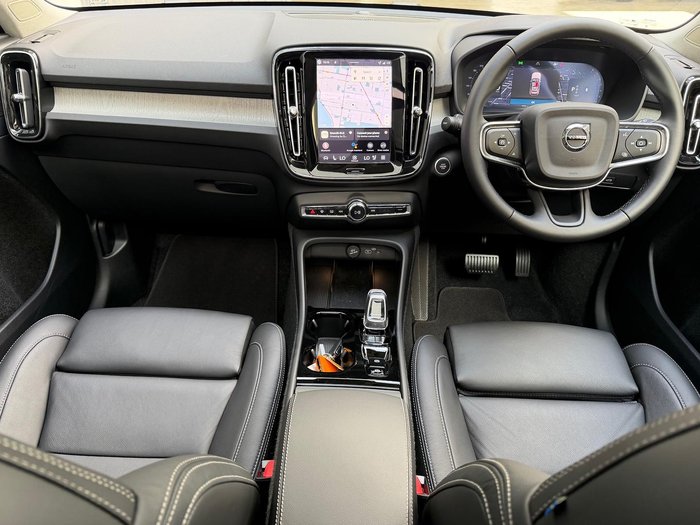 2025 Volvo XC40 Ultra B4 Bright