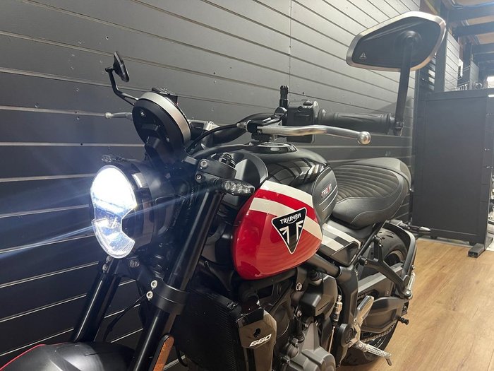 2025 TRIUMPH TRIDENT 660 White