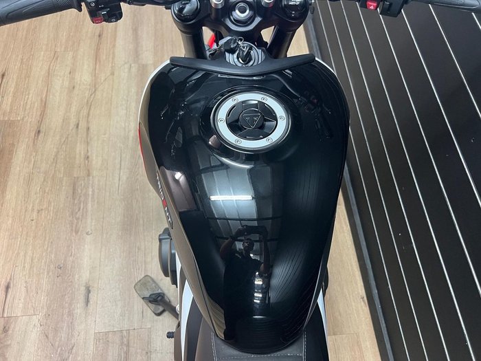 2025 TRIUMPH TRIDENT 660 White