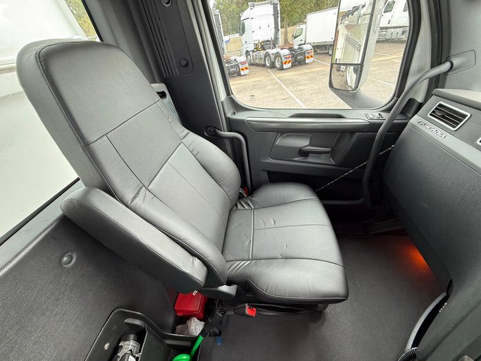 2024 Freightliner Cascadia White