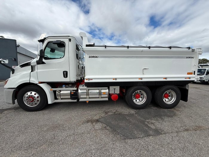 2024 Freightliner Cascadia White
