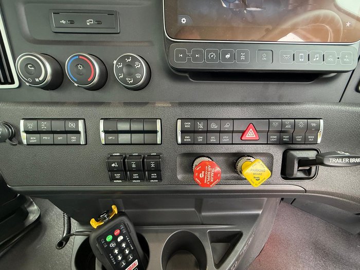 2024 Freightliner Cascadia White