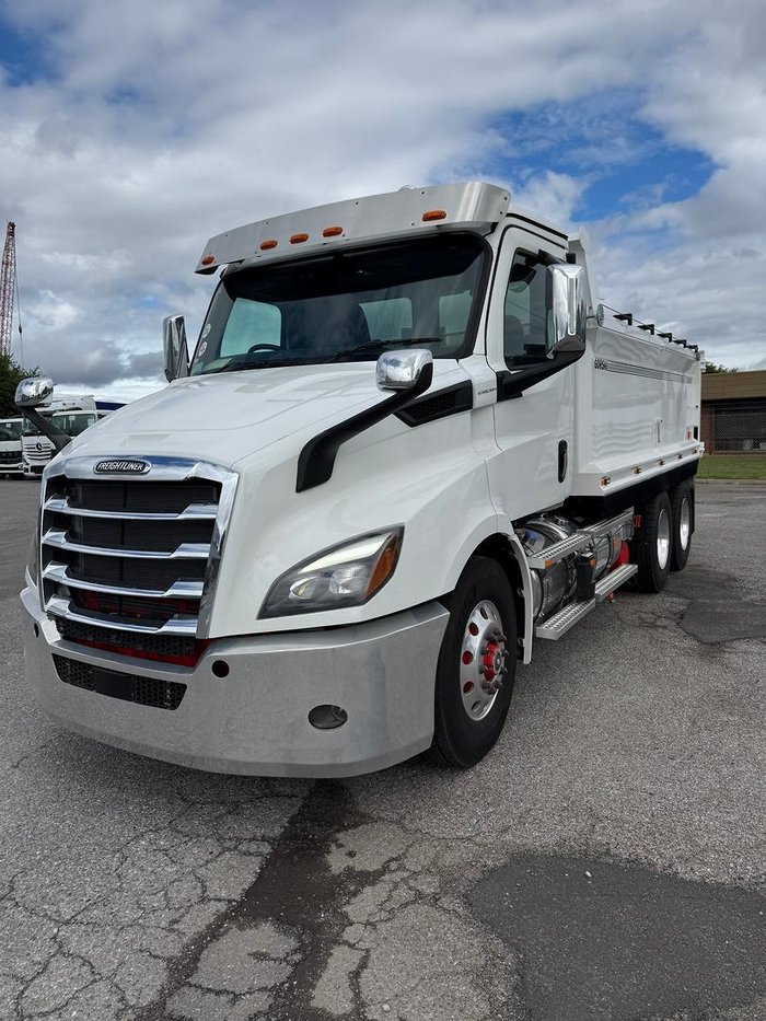 2024 Freightliner Cascadia White