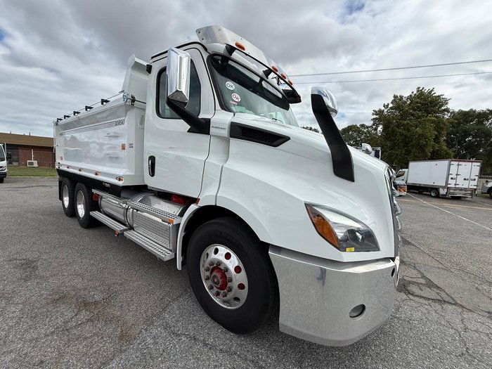 2024 Freightliner Cascadia White