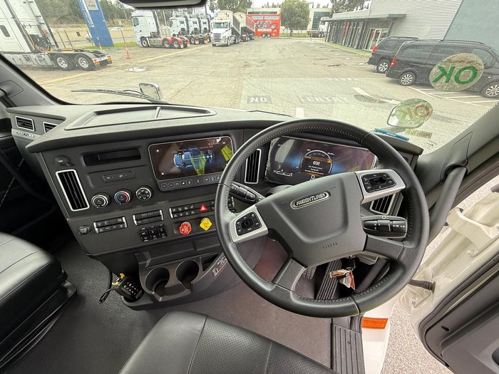 2024 Freightliner Cascadia White