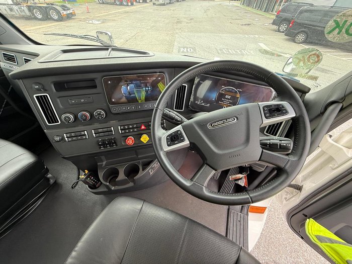 2024 Freightliner Cascadia White