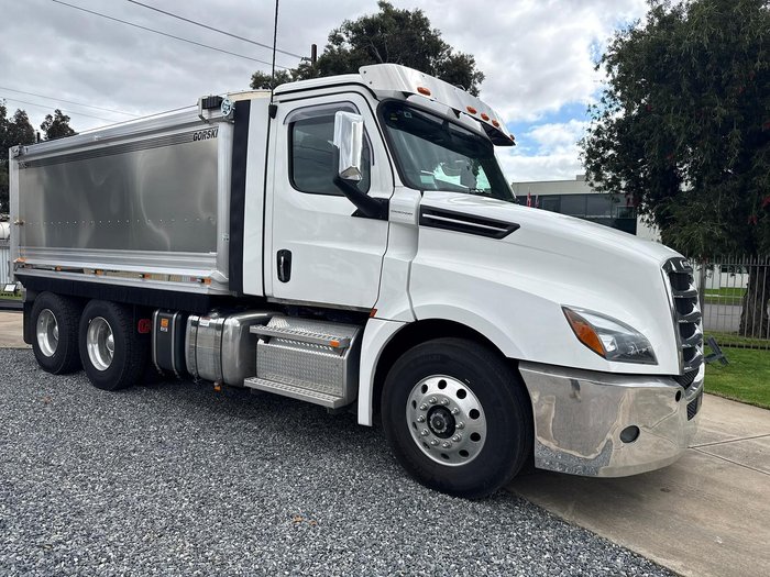 2024 Freightliner Cascadia 126 Tipper