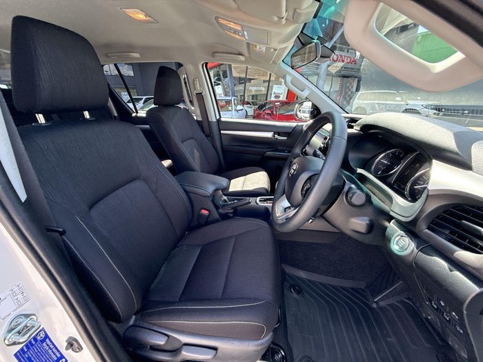 2025 Toyota Hilux SR5 48V