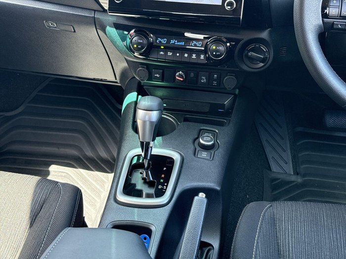 2025 Toyota Hilux SR5 48V