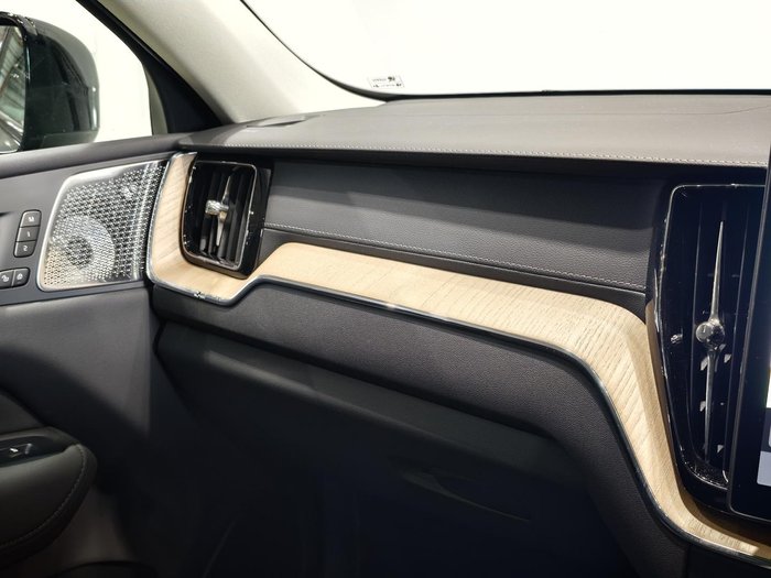 2025 Volvo XC60 Ultra B5 Dark