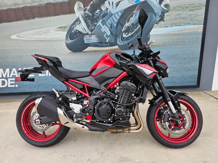 2024 Kawasaki Z900 (ZR900) Red